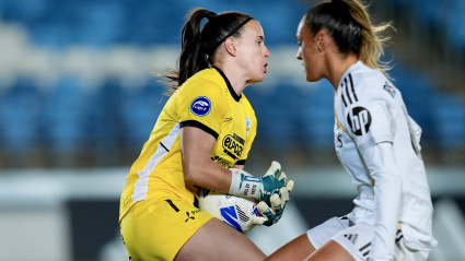 La portera del Alhama, Elena de Toro durante una acción del partido