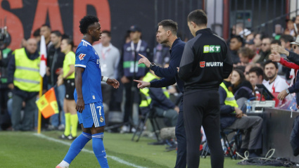 Xabi Alonso hablando con Vinicius