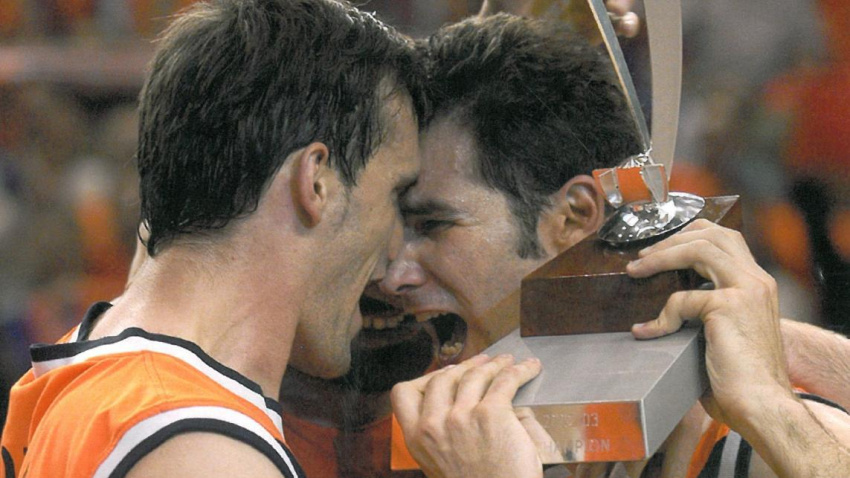 Rodilla y Luengo celebran el primer título europeo, la ULEB de 2003