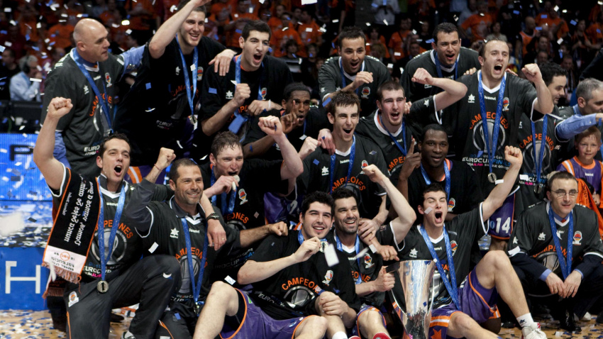 Valencia Basket festeja la conquista de la Eurocup en Vitoria ante el Alba Berlín en 2010