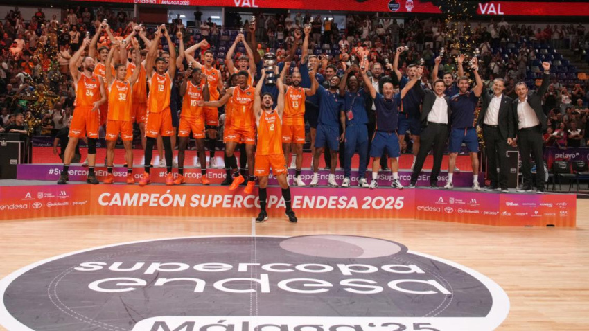 Puerto levanta la Supercopa ACB, el último título taronja, en septiembre de 2025