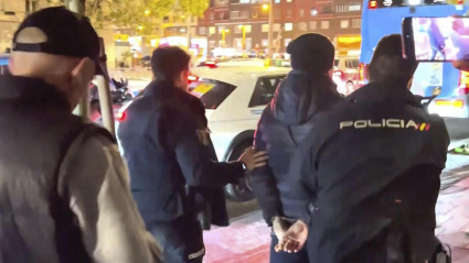 Momento en el que la Policía Nacional detiene al agresor de Rubiales