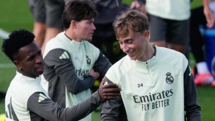 Huijsen junto a Vinicius en un entrenamiento del Real Madrid
