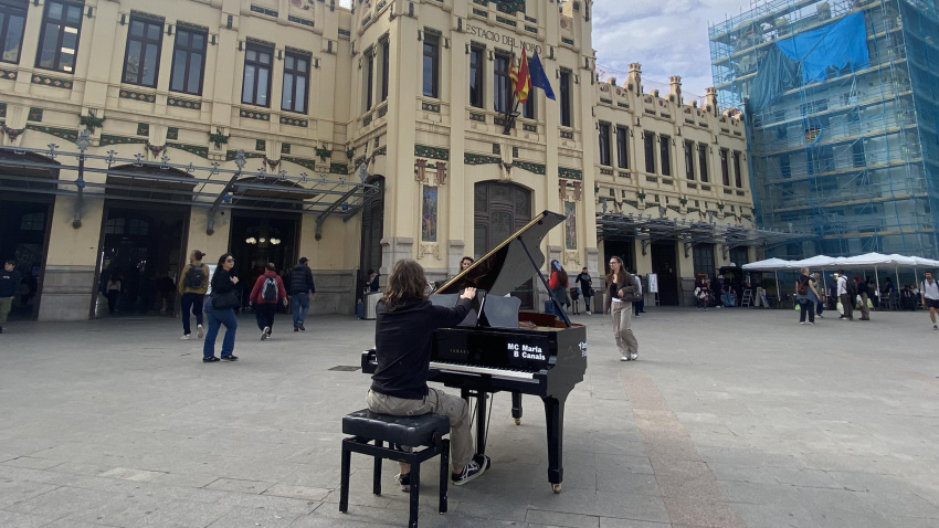 Dinamizador tocando en la Estación del Norte