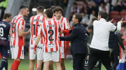 Borja Jiménez y sus jugadores ante el Eibar