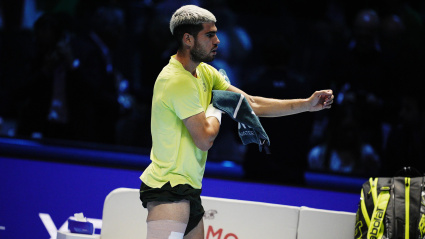 Carlos Alcaraz tuvo que vendarse en el primer set tras hacerse daño en el muslo. (Photo by Marco Alpozzi/LaPresse/Sipa USA) *** Local Caption *** 65546623