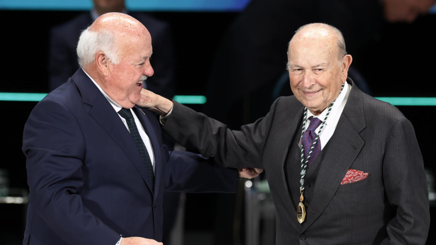El presidente del Parlamento andaluz, Jesús Aguirre, entregando la Medalla de Andalucía a Álvaro Domecq Romero
