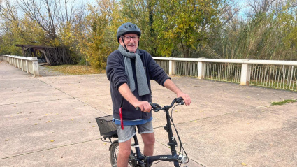 Gabriel, vecino de Logroño de 83 años, montado en su bicicleta en el Parque de la Ribera