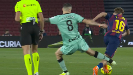 Imagen de la expulsión de Sancet por su entrada sobre Fermín