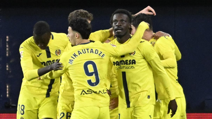 Los jugadores del Villarreal celebran el gol de Oluwaseyi