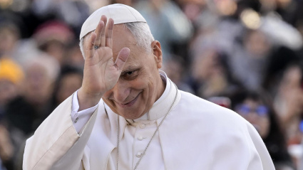Vatican City (Vatican City State (Holy See)), 26/11/2025.- Pope Leo XIV waves to the faithful during his weekly general audience in St. Peter's Square in Vatican City, 26 November 2025. (Papa) EFE/EPA/RICCARDO ANTIMIANI