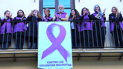 Pancarta del 25-N en el balcón del Ayuntamiento de Jerez