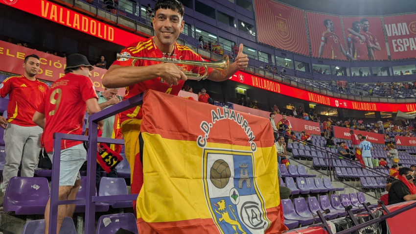 Sete con la bandera de España y el escudo del CD Alhaurino