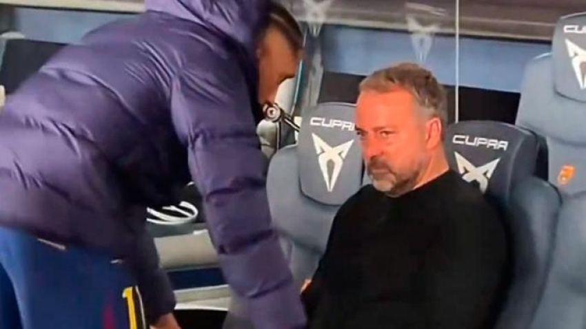 Imagen de la charla entre Raphinha y Hansi Flick