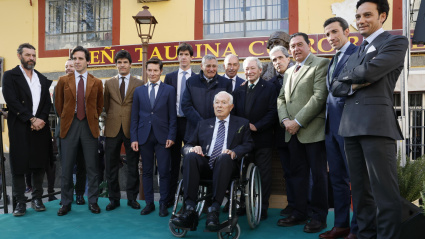 Curro Romero, rodeado por un gran número de toreros sevillanos