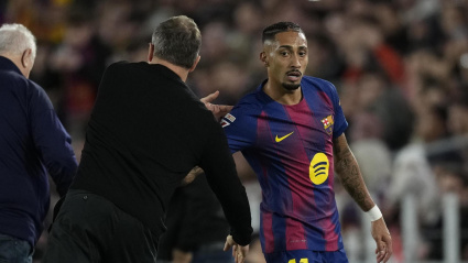 Hansi Flick habla con Raphinha durante el Barcelona - Alavés