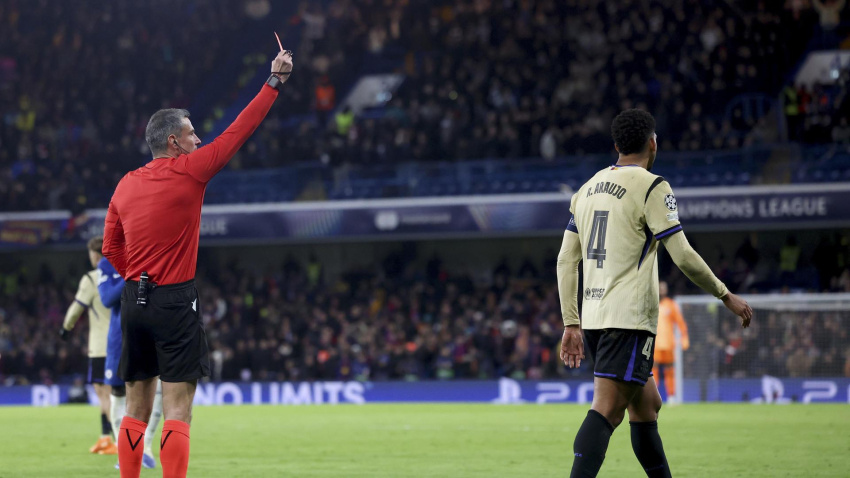 Araujo es expulsado en el Chelsea - Barcelona