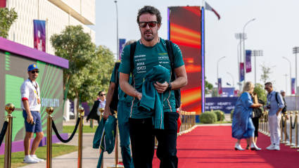 Fernando Alonso, de España, compite con Aston Martin F1. Gran Premio de Catar 2025. Día de la carrera.