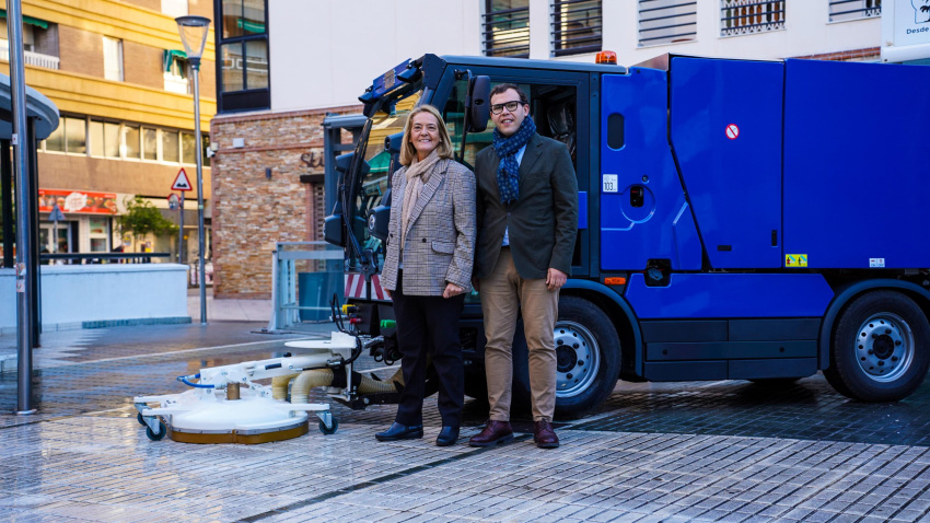 Motril da un salto en su limpieza con una nueva máquina que recupera el brillo original del asfalto