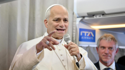 ZZZ (-), 02/12/2025.- Pope Leo XIV (L) speaks to journalists aboard a flight to Rome at the end of his apostolic journey, following his departure from Beirut, Lebanon, 02 December 2025. The apostolic journey to Turkey and Lebanon was Pope Leo XIV's first international trip from 27 November until 02 December 2025. (Papa, Líbano, Turquía, Roma) EFE/EPA/ALESSANDRO DI MEO / POOL