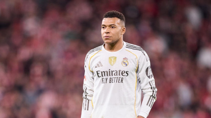 Kylian Mbappé del Real Madrid CF observa durante el partido de LaLiga EA Sports entre el Athletic Club y el Real Madrid CF en San Mamés
