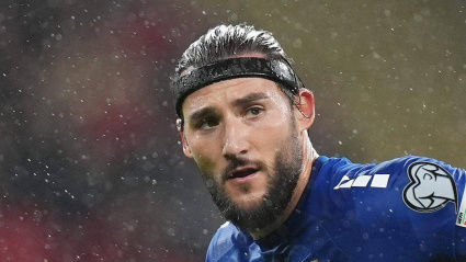 Nemanja Gudelj porta el dispositivo Protector durante un partido con Serbia