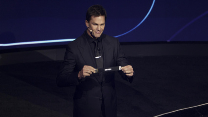 Tom Brady muestra la papeleta de España en el sorteo del Mundial 2026