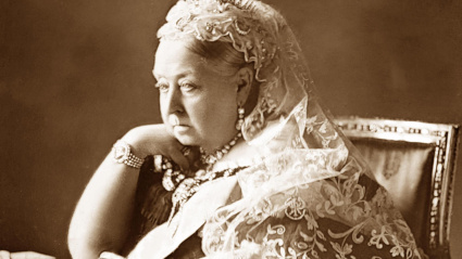 La Reina Victoria de Inglaterra, que dio nombre a un momento histórico, era la abuela materna de Victoria Eugenia