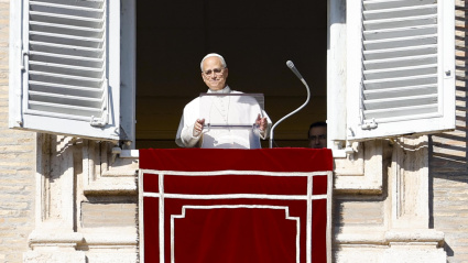 VATICAN CITY (Vatican City State (Holy See)), 08/12/2025.- Pope Leo XIV leads the Angelus prayer from the window of his office overlooking Saint Peter's Square, in Vatican City, 08 December 2025. (Papa) EFE/EPA/FABIO FRUSTACI