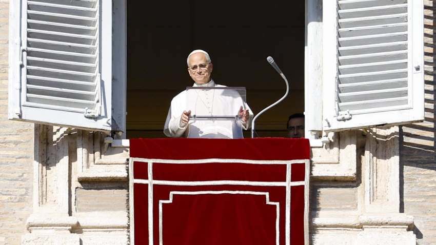 VATICAN CITY (Vatican City State (Holy See)), 08/12/2025.- Pope Leo XIV leads the Angelus prayer from the window of his office overlooking Saint Peter's Square, in Vatican City, 08 December 2025. (Papa) EFE/EPA/FABIO FRUSTACI