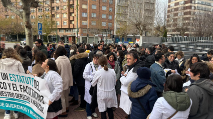 Los médicos de Burgos secundan la huelga nacional y se manifiestan para exigir un estatuto propio que mejore sus condiciones laborales