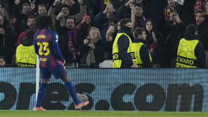 Koundé celebra el gol del Barcelona frente al Eintracht