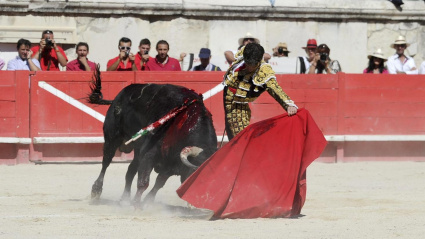 VAL111 NIMES (FRANCIA), 16/9/2012.- El torero español José Tomás, durante su actuación ante uno de los seis toros de seis ganaderías distintas a los que se enfrentó en el anfiteatro de Nîmes, en el sur de Francia, hoy, domingo 16 de septiembre de 2012. Tomás salió a hombros después de haber cortado en esta penúltima corrida de feria once orejas y un rabo y de haber indultado a uno de los astados. EFE/Yoan Valat