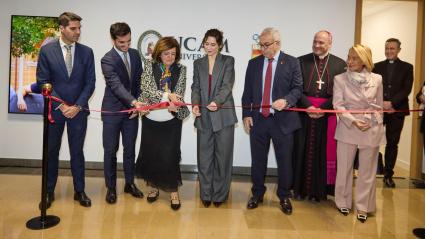 Las principales autoridades presentes en el acto participan en el corte de cinta del campus