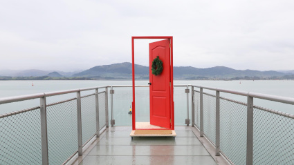 Puerta roja que lleva al mar de la Bahía de Santander