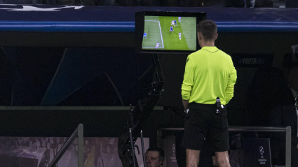 Clement Turpin ve el penalti de Rüdiger a Haaland en el monitor durante el Real Madrid-City