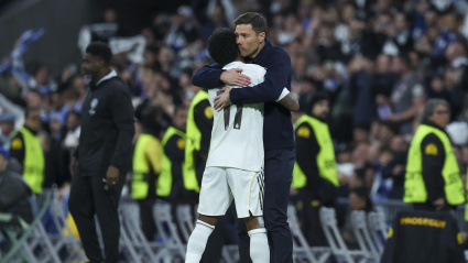Rodrygo celebra con Xabi Alonso el 1-0 del Real Madrid contra el Manchester City