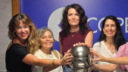 Soraya García, segunda por la derecha, en 'La tertulia de mujeres'