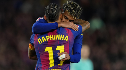 Raphinha y Lamine Yamal celebran el gol del Barcelona frente a Osasuna