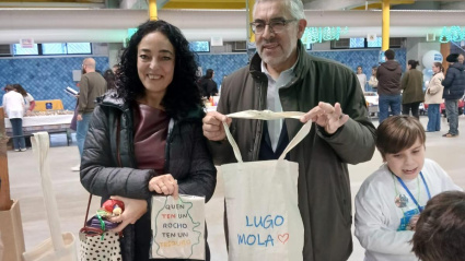 O alcalde, Miguel, e a concelleira Ana "picaron" nos diferentes postos