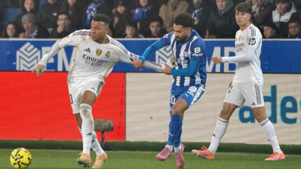 Calebe sujeta a Mbappé por el brazo en el Alavés - Real Madrid
