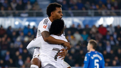 Rodrygo celebra con Vinicius celebra el 1-2 del Real Madrid contra el Alavés