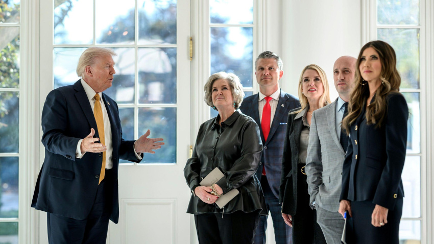 Susie Wiles junto a Donald Trump