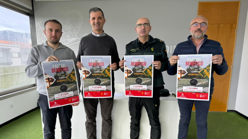 Posado de los asistentes a la presentación del partido en el Concello de Boiro