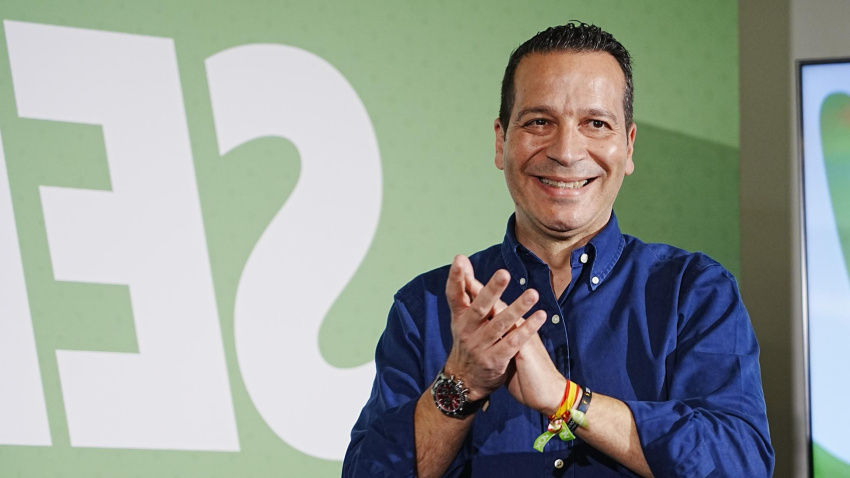(Foto de ARCHIVO)El candidato de Vox a la presidencia de Extremadura,  Óscar Fernández Calle, realiza declaraciones a la prensa durante el seguimiento de la noche electoral en la sede autonómica de VOX, a 21 de diciembre de 2025, en Mérida, Badajoz, Extremadura (España). Alrededor de casi 891.000 extremeños han sido convocados en la jornada de hoy para ejercer su derecho al voto en unos comicios a la Asamblea de Extremadura convocados de forma anticipada por la presidenta María Guardiola tras la ruptura de apoyos parlamentarios y el fracaso en la aprobación de los Presupuestos.Carlos Criado / Europa Press21/12/2025