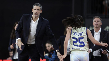 Rubén Burgos saluda a Lekovic tras ser sustituida