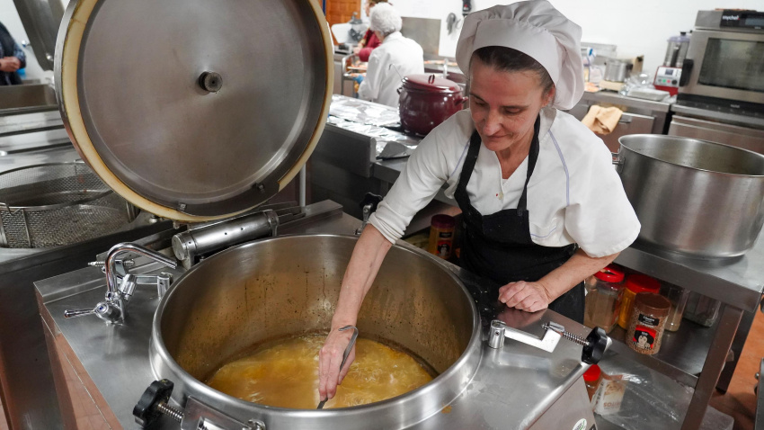 La Asociación Leonesa de Caridad (Asleca) prepara menús especiales de Navidad