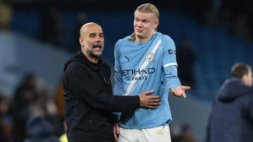 Pep Guardiola y Erling Haaland, durante un partido del Manchester City esta temporada.