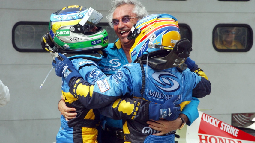 Fernando Alonso y el italiano Giancarlo Fisichella se abrazan a Briatore en el GP de Malasia 2006.