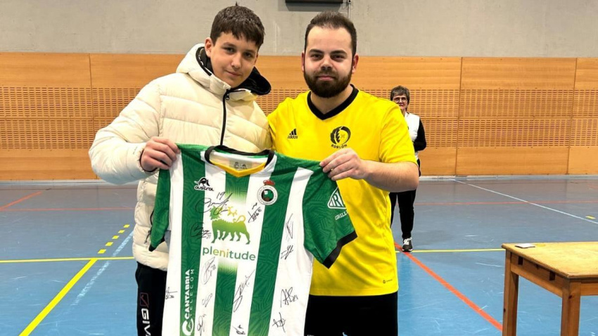 El Racing donó una camiseta firmada por su plantilla para la rifa de la II edición de la Fiesta Solidaria